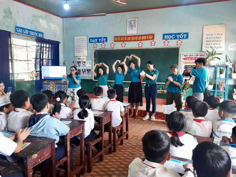 Các thành viên của Dự án giao lưu cùng học sinh trong “Giờ đọc hạnh phúc”. Ảnh: Lam Nguyên