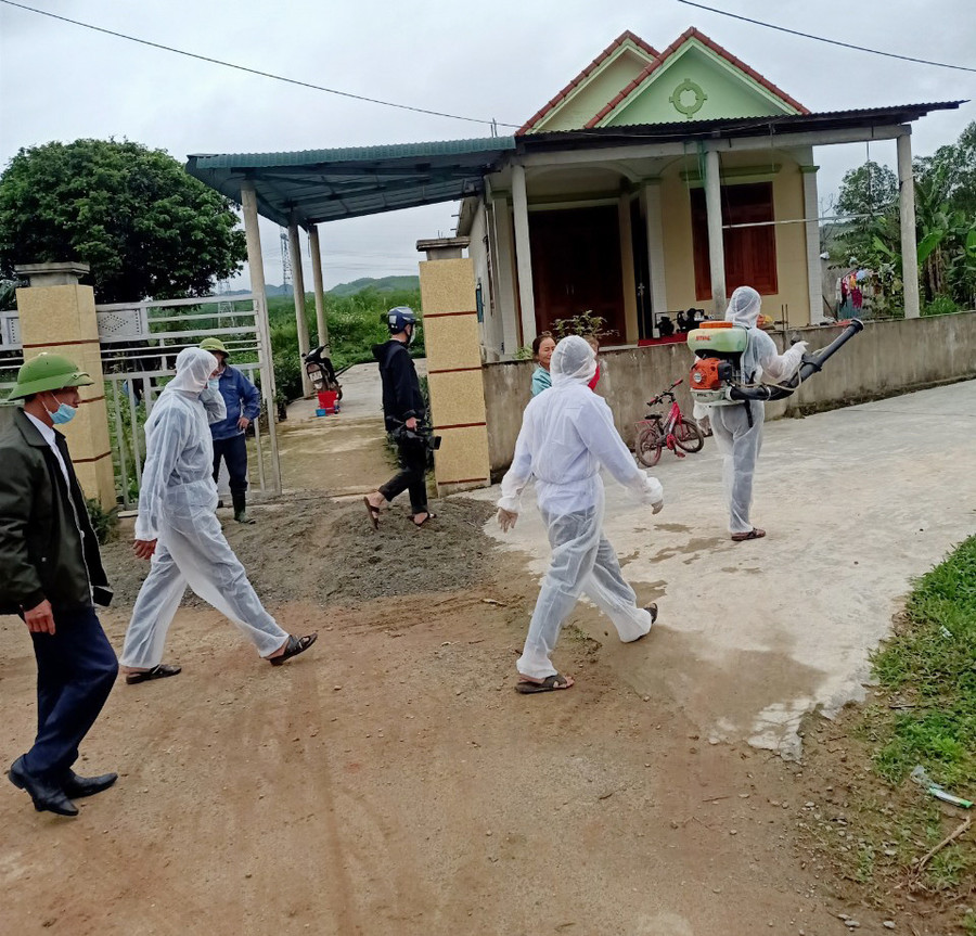  Tổ chức tiêu độc khử trùng môt ổ dịch viêm da nổi cục trâu bò tại Quảng Bình.