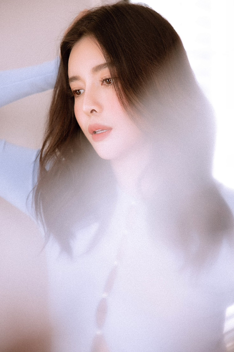 Trái với hình ảnh sắc sảo, quyền lực trên phim, Cao Thái Hà khiến khán giả bất ngờ với vẻ đẹp mong manh, có phần thơ thẩn trong bộ ảnh mới này. Dù nữ diễn viên lựa chọn trang phục và cách trang điểm vô cùng đơn giản nhưng cô vẫn giữ được thần thái 