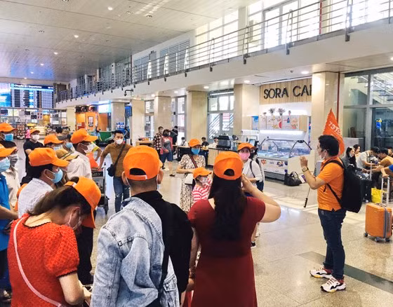 Khách đoàn TST Tourist làm thủ tục tại sân bay Tân Sơn Nhất