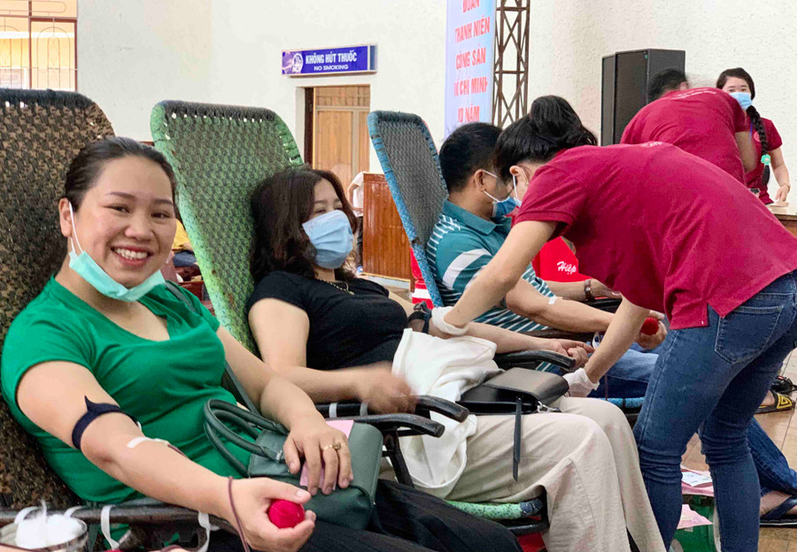 Người dân tham gia hiến máu hưởng ứng Ngày Toàn dân hiến máu tình nguyện. Ảnh: Như Nguyện 4-4-2021 Người dân tham gia hiến máu hưởng ứng Ngày Toàn dân HMTN 7-4. Ảnh Như Nguyện