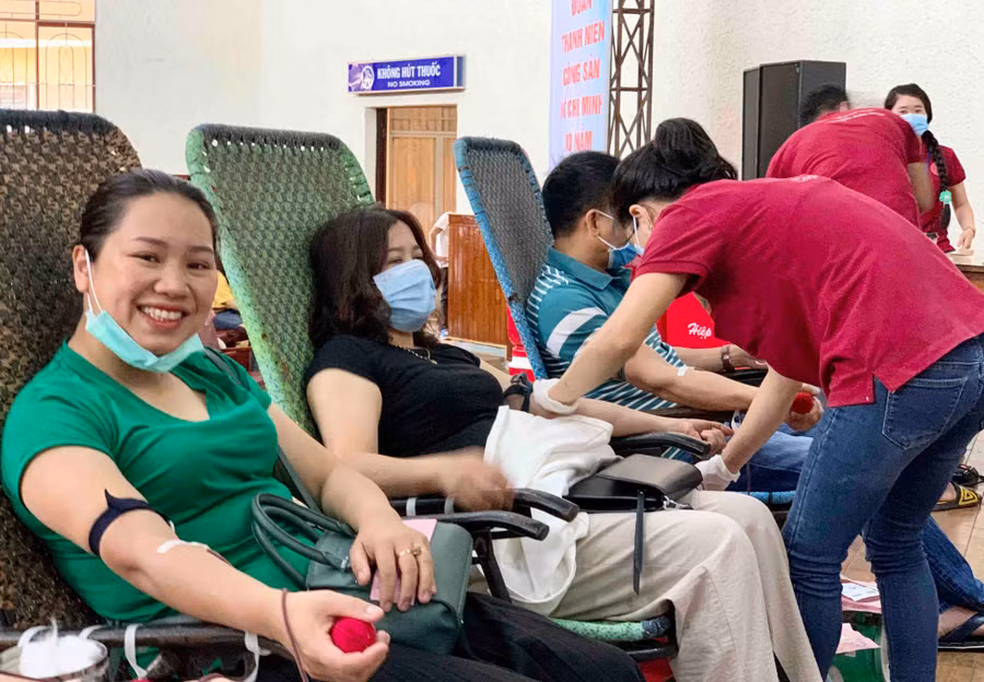 4-4-2021 Người dân tham gia hiến máu hưởng ứng Ngày Toàn dân HMTN 7-4. Ảnh Như Nguyện