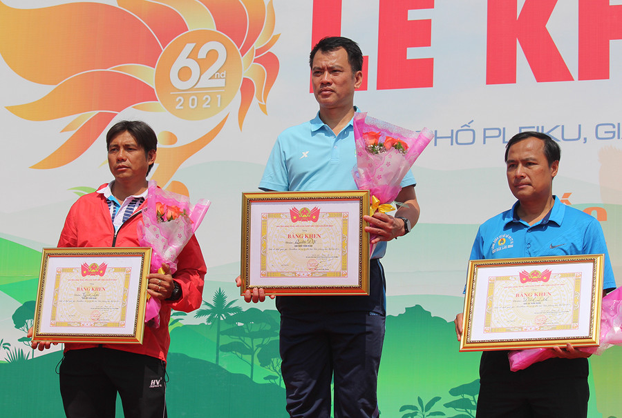 Gia Lai xếp thứ nhì toàn đoàn tại Giải Vô địch Quốc gia Marathon và cự ly dài Báo Tiền Phong lần thứ 62-2021 (bìa trái, đại diện đoàn Gia Lai). Ảnh: Nguyễn Tú Gia Lai xếp thứ nhì toàn đoàn tại Giải Vô địch Quốc gia Marathon và cự ly dài Báo Tiền Phong lần thứ 62-2021 (bìa trái, đại diện đoàn Gia Lai). Ảnh: Nguyễn Tú