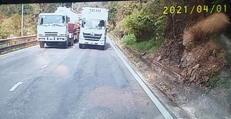 Hình ảnh tài xế điều khiển xe tải vượt ẩu được camera giám sát hành trình của xe đối diện ghi lại