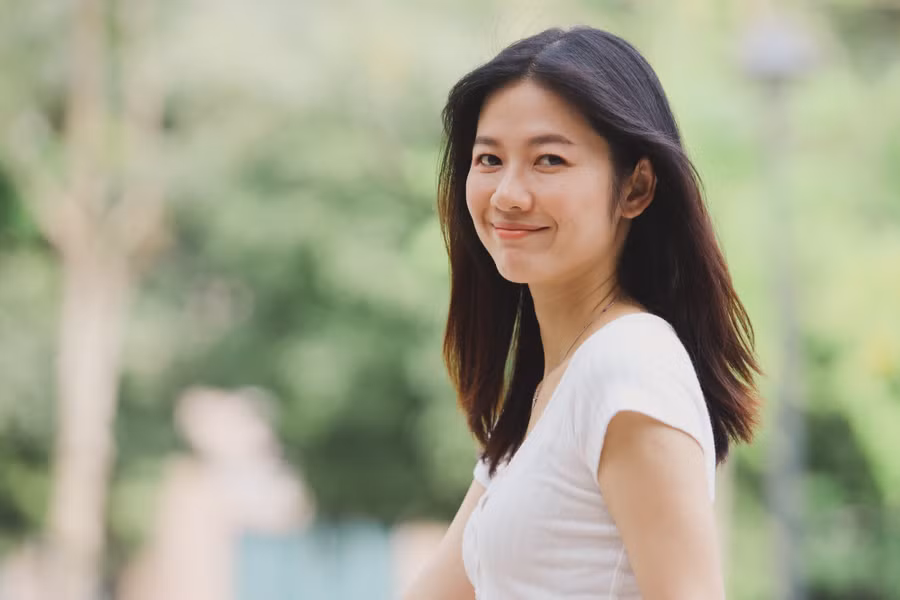 Oanh Kiều có vẻ ngoài nhỏ nhắn, ăn mặc giản dị. Ảnh: Phương Lâm.