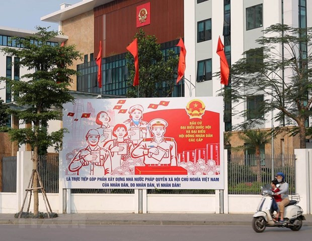 Tranh tuyên truyền, cổ động bầu cử được đặt trước Quận ủy Đống Đa. (Ảnh: Hoàng Hiếu/TTXVN) Tranh tuyên truyền, cổ động bầu cử được đặt trước Quận ủy Đống Đa. (Ảnh: Hoàng Hiếu/TTXVN)