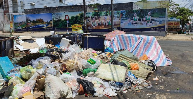 Rác ứ đọng khắc nơi trên địa bàn TP.Bảo Lộc. ẢNH: TRÙNG DƯƠNG