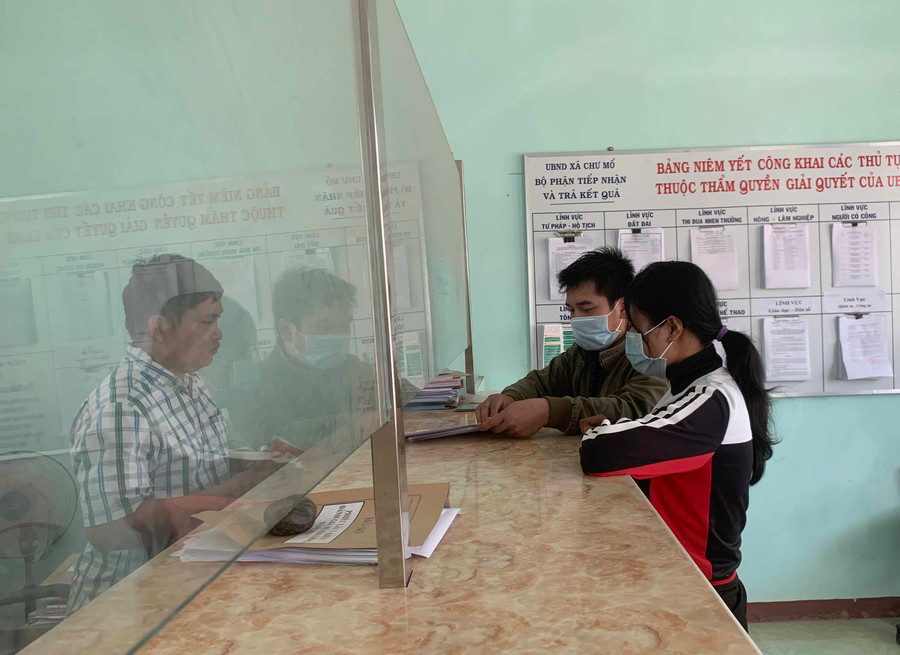 Người dân đến giải quyết ở TTHC tại Bộ phận một cửa của UBND xã Chư Mố. Ảnh: Phương Vi Người dân đến giải quyết ở TTHC tại Bộ phận một cửa UBND xã Chư Mố. Ảnh: Phương Vi