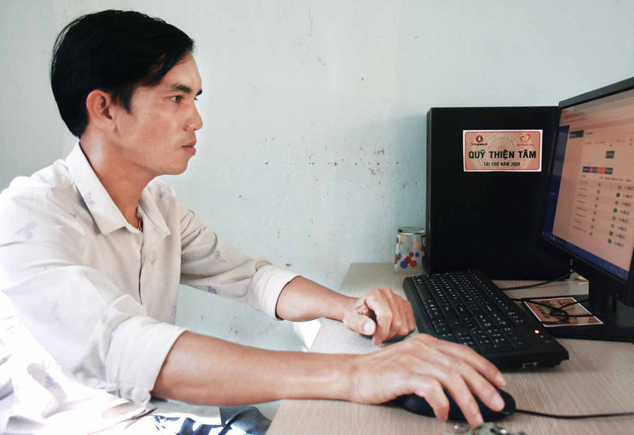 Anh Nguyễn Thanh Thành-người phụ trách đài truyền thanh thông minh xã Kông Yang (huyện Kông Chro) hầu như không gặp khó khăn gì trong quản lý, vận hành. Ảnh: Lam Nguyên Anh Nguyễn Thanh Thành-người phụ trách đài truyền thanh thông minh xã Kông Yang (huyện Kông Chro) hầu như không gặp khó khăn gì trong quản lý, vận hành. Ảnh: Lam Nguyên