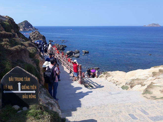 Một điểm du lịch biển đảo ở xã Nhơn Lý. ẢNH: HOÀNG TRỌNG