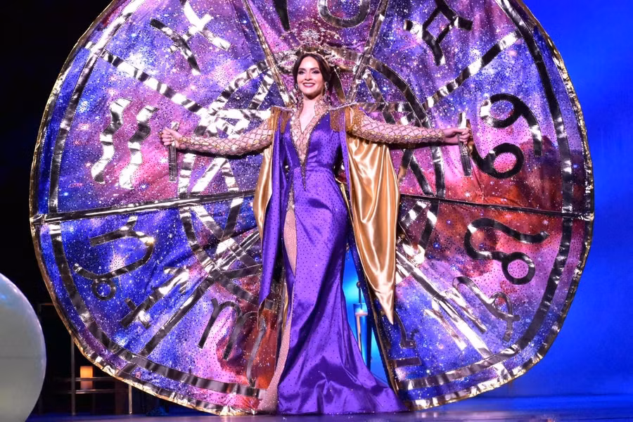 Thiết kế cầu kỳ của người đẹp đến từ Puerto Rico. Bộ trang phục thể hiện sự tôn kính đối với nhà chiêm tinh Walter Mercado. ẢNH: MISSOSOLOGY