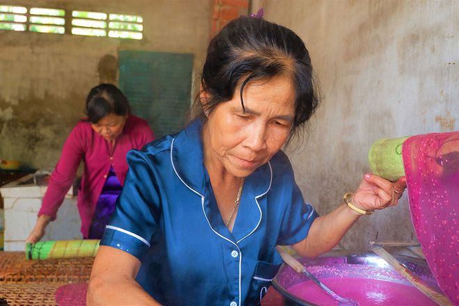 Ở tuổi 60, bà Liễu vẫn cần mẫn tráng bánh mỗi ngày vì yêu nghề ẢNH: MINH CHƠN