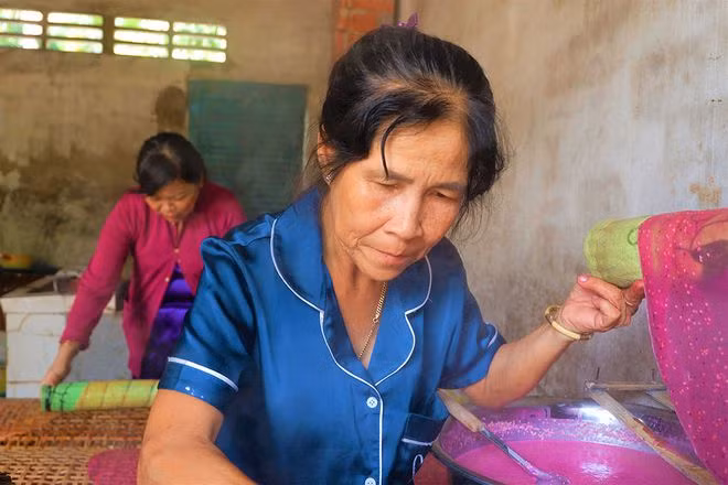 Ở tuổi 60, bà Liễu vẫn cần mẫn tráng bánh mỗi ngày vì yêu nghề ẢNH: MINH CHƠN