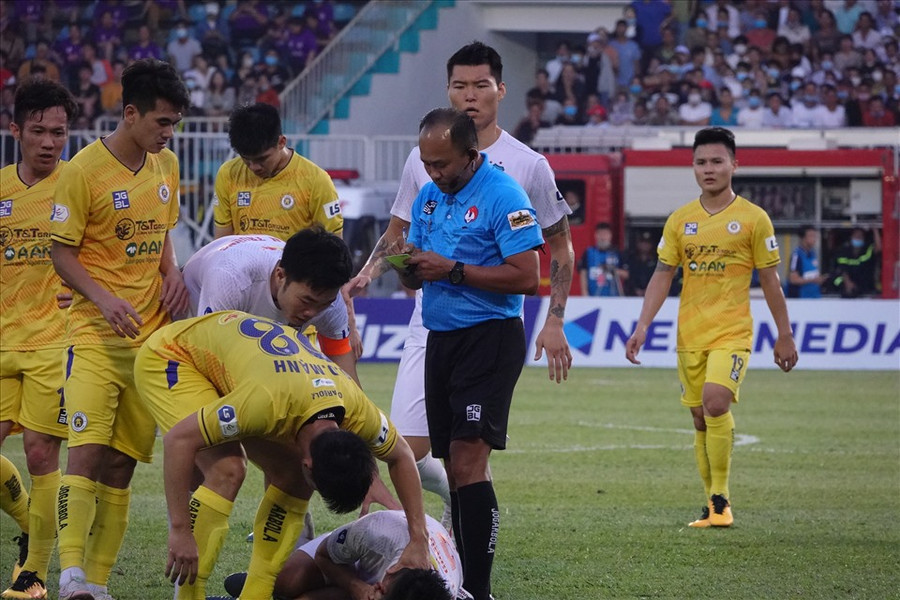 Văn Kiên chỉ phải nhận thẻ vàng dù đã 