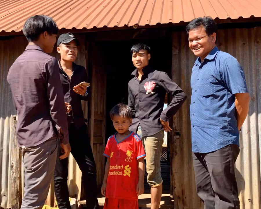 Cán bộ địa phương tuyên truyền cho người dân làng Đak Lah-Tơ Drah (xã Lơ Pang) tránh xa nạn tự tử. Ảnh: Như Nguyện