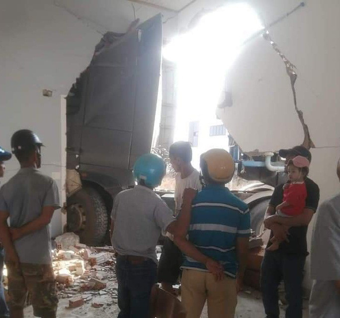 Vào thời điểm xe lao vào, chủ nhà bán hàng phía trước nên không gây thương vong về người