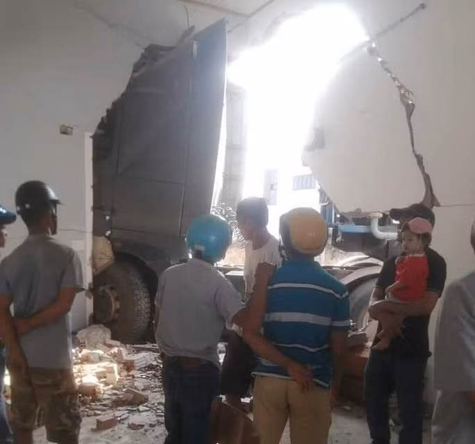 Vào thời điểm xe lao vào, chủ nhà bán hàng phía trước nên không gây thương vong về người