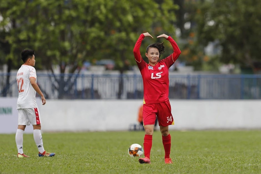 Ngọc Trâm ghi bàn thắng duy nhất, giúp U19 TPHCM có 3 điểm tại vòng 8 giải U19 nữ Quốc gia 2021. Ảnh: Minh Hoàng