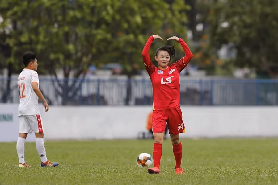 Ngọc Trâm ghi bàn thắng duy nhất, giúp U19 TPHCM có 3 điểm tại vòng 8 giải U19 nữ Quốc gia 2021. Ảnh: Minh Hoàng