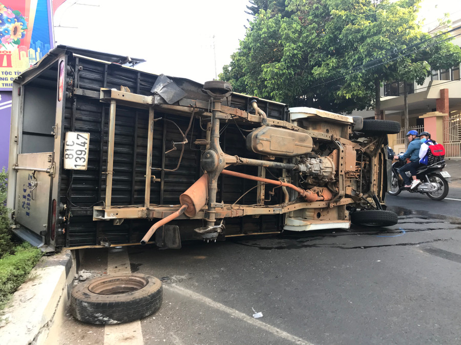 Chiếc xe bất ngờ bị rớt bánh khi đang chạy rồi lật ngang ra đường. Ảnh: Văn Ngọc Chiếc xe bất ngờ bị rơi bánh và lật ngang ra đường. Ảnh: Văn Ngọc
