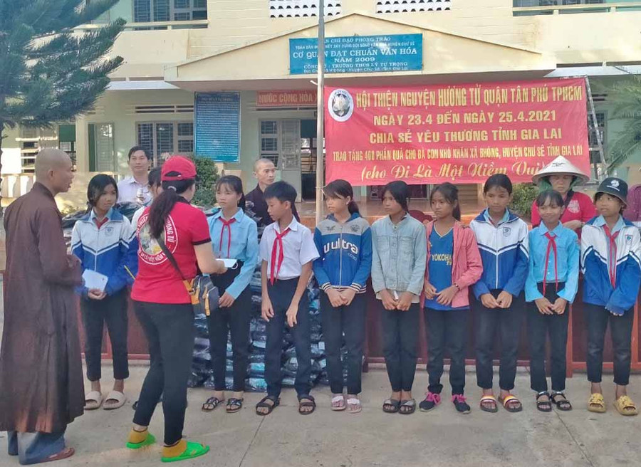 Tặng quà cho học sinh khó khăn Trường THCS Lý Tự Trọng (xã H’Bông, huyện Chư Sê). Ảnh: Hồng Ngọc