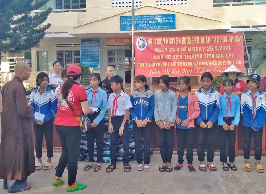 Tặng quà cho học sinh khó khăn Trường THCS Lý Tự Trọng (xã H’Bông, huyện Chư Sê). Ảnh: Hồng Ngọc