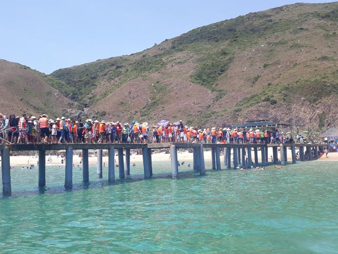 Tỉnh Bình Định bắt buộc du khách phải khai báo y tế, đeo khẩu trang khi đến khu du lịch, di tích ở đây trong dịp lễ 30.4 và 1.5. ẢNH: BẢO THOA