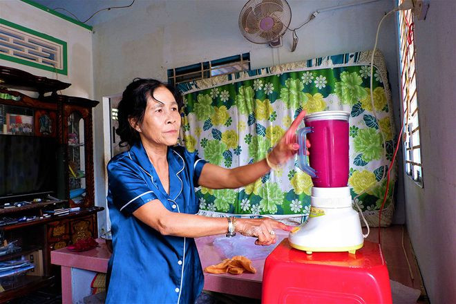 Thanh long được lột vỏ và cắt nhỏ sau đó đem xay nhuyễn rồi trộn với nước đường mà bà Liễu chuẩn bị sẵn. Hỗn hợp được nấu sôi khoảng 5 phút để nước cốt thanh long chín, mẻ bánh làm ra không bị cứng ẢNH: MINH CHƠN