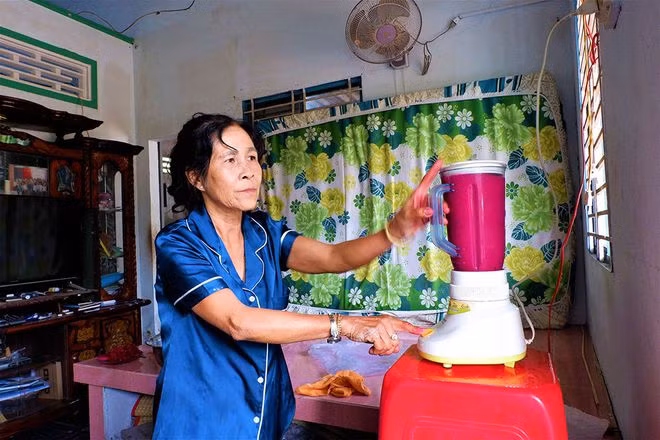 Thanh long được lột vỏ và cắt nhỏ sau đó đem xay nhuyễn rồi trộn với nước đường mà bà Liễu chuẩn bị sẵn. Hỗn hợp được nấu sôi khoảng 5 phút để nước cốt thanh long chín, mẻ bánh làm ra không bị cứng ẢNH: MINH CHƠN