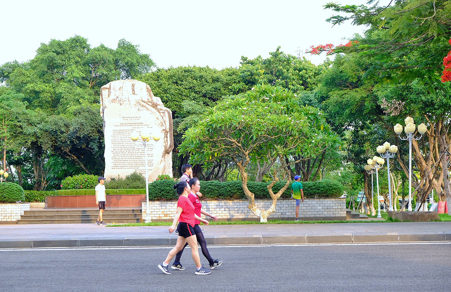 Một góc Quảng trường Đại Đoàn Kết-lá phổi xanh của Phố núi Pleiku. Ảnh: Minh Châu Một góc Quảng trường Đại Đoàn Kết-lá phổi xanh của Phố núi Pleiku. Ảnh: Minh Châu