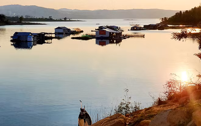 Vẻ đẹp của hồ Nam Ka lúc chiều tà.