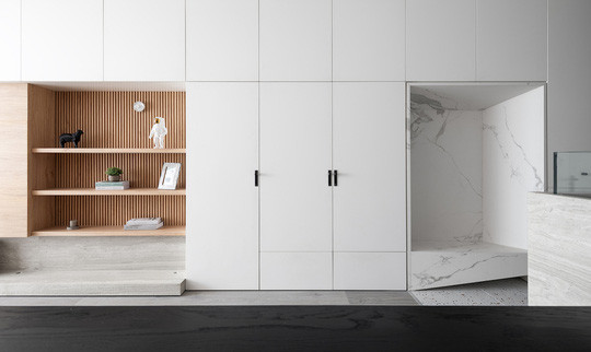 Nội thất tinh giản cả về màu sắc lẫn chi tiết. Căn hộ sử dụng bốn màu chính gồm trắng, xám, đen và nâu sáng. Màu trắng, xám, đen đem tới cảm giác sạch sẽ, hiện đại còn màu nâu sáng tăng phần ấm cúng, yếu tố cần thiết đối với nơi ở của một gia đình. Nội thất tinh giản cả về màu sắc lẫn chi tiết. Căn hộ sử dụng bốn màu chính gồm trắng, xám, đen và nâu sáng. Màu trắng, xám, đen đem tới cảm giác sạch sẽ, hiện đại còn màu nâu sáng tăng phần ấm cúng, yếu tố cần thiết đối với nơi ở của một gia đình.