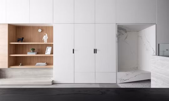 Nội thất tinh giản cả về màu sắc lẫn chi tiết. Căn hộ sử dụng bốn màu chính gồm trắng, xám, đen và nâu sáng. Màu trắng, xám, đen đem tới cảm giác sạch sẽ, hiện đại còn màu nâu sáng tăng phần ấm cúng, yếu tố cần thiết đối với nơi ở của một gia đình.