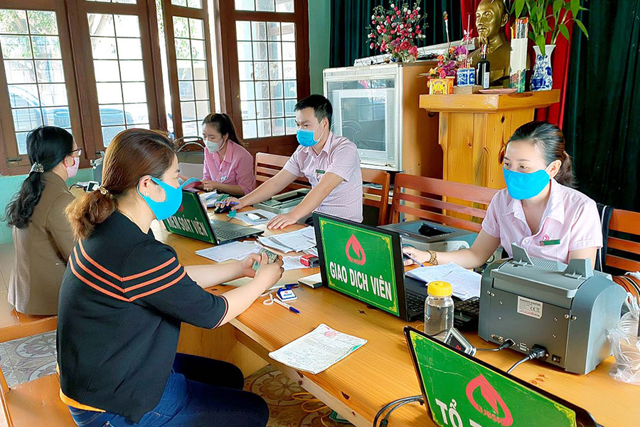  Điểm giao dịch tại xã Kon Thụp của Ngân hàng CSXH huyện Mang Yang làm thủ tục giải ngân cho các hộ vay. Ảnh: Thanh Nhật