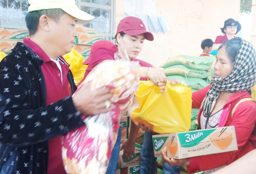  Tặng quà cho các đối tượng hộ khó khăn xã Ia Phang. Ảnh: Hồng Ngọc