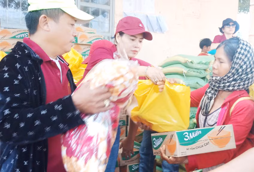  Tặng quà cho các đối tượng hộ khó khăn xã Ia Phang. Ảnh: Hồng Ngọc