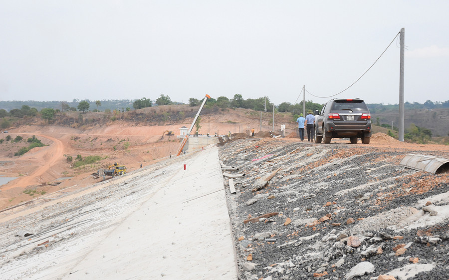 Dự án hệ thống thủy lợi hồ chứa nước Plei Thơ Ga hiện đã hoàn thành 95% khối lượng công trình, dự kiến hoàn thành vào cuối tháng 6-2021. Ảnh Minh Triều Dự án hệ thống thủy lợi hồ chứa nước Plei Thơ Ga hiện đã hoàn thành 95% khối lượng công trình, dự kiến hoàn thành vào cuối tháng 6-2021. Ảnh Minh Triều