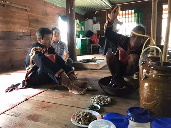 Thầy cúng rót chén rượu đầu tiên cho ông Đoàn Ngọc Hải với mong muốn ông sẽ nhận được sự phù hộ của thần linh. Ảnh: Vũ Chi