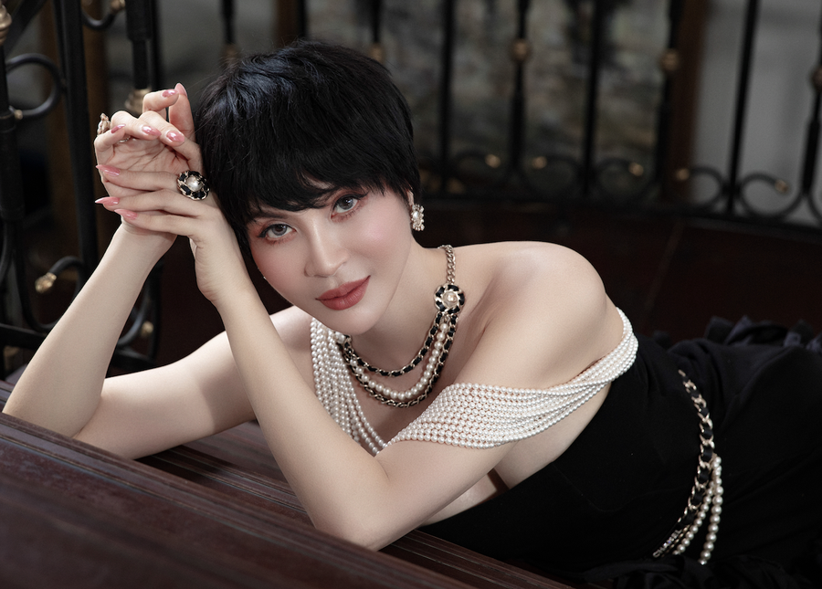 MC Thanh Mai thực hiện bộ ảnh trên một du thuyền sang trọng ở cảng Sài Gòn. ẢNH: NVCC