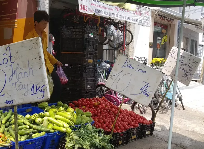 Hình ảnh quen thuộc của mặt hàng cà chua, giá xổ rẻ 6.000 đồng/kg được bán lề đường Hình ảnh quen thuộc của mặt hàng cà chua, giá xổ rẻ 6.000 đồng/kg được bán lề đường