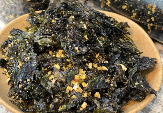 Thay vì thèm món ăn vặt như khoai tây chiên thì bạn có thể ăn một gói rong biển sấy. Ảnh: H.M