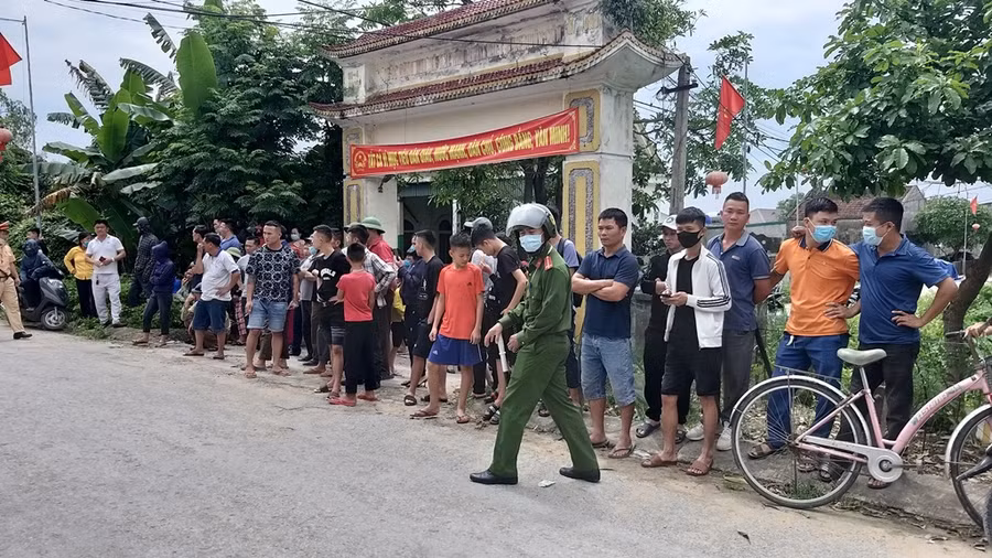 Người dân đang theo dõi vụ việc - ẢNH K.HOAN