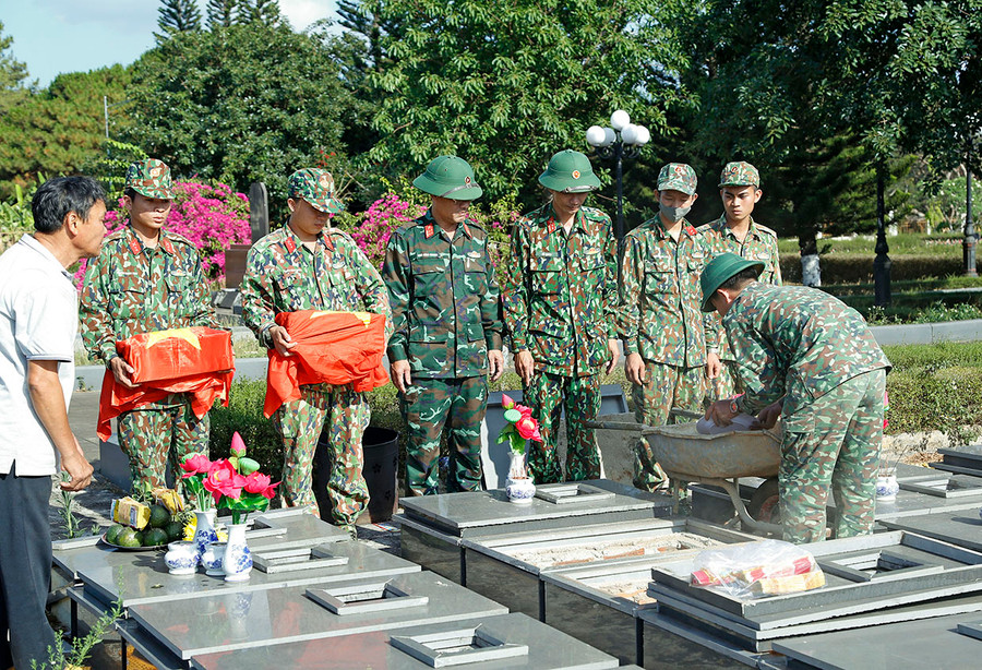 Đội Quy tập mộ liệt sĩ Quân đoàn 3 phối hợp với Sở Lao động-Thương binh và Xã hội tỉnh Gia Lai an táng các hài cốt liệt sĩ. Ảnh: Sơn Tùng Đội Quy tập mộ liệt sĩ Quân đoàn 3, Sở Lao động-Thương binh và Xã hội tỉnh Gia Lai an tác các HCLS. Ảnh: Sơn Tùng