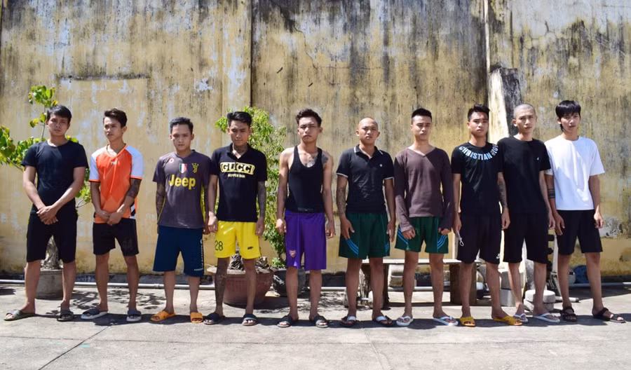 10 đối tượng đang bị tạm giữ hình sự. Ảnh: Văn Ngọc