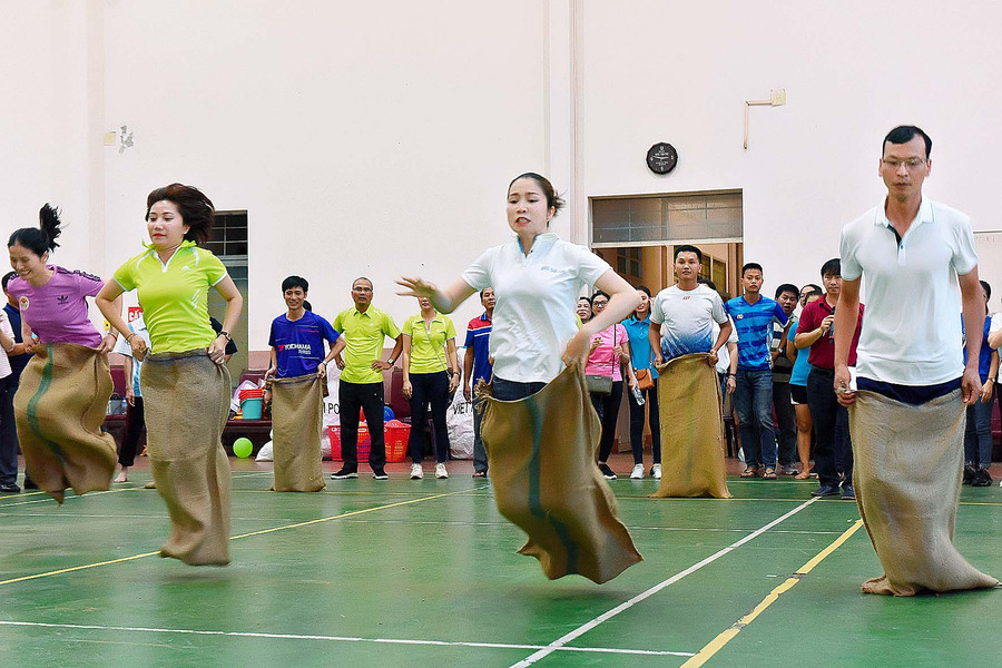 Các VĐV tham gia nội dung nhảy bao bố. Ảnh: Đức Thụy Các VĐV tham gia nội dung nhảy bao bố. Ảnh: Đức Thụy