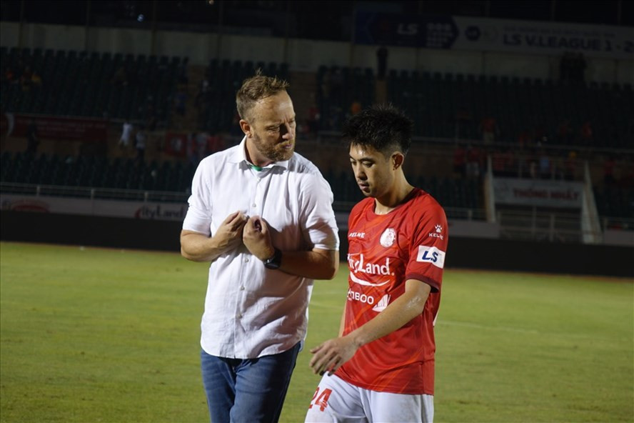 Huấn luyện viên Alexandre Polking trò chuyện rất lâu với Lee Nguyễn sau trận đấu. Ảnh: Nguyễn Đăng.