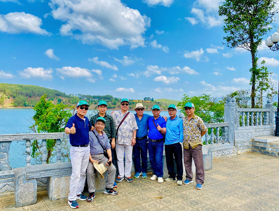 Du khách chụp ảnh lưu niệm tại Học viện Bóng đá Hoàng Anh Gia Lai JMG. Ảnh: Minh Châu