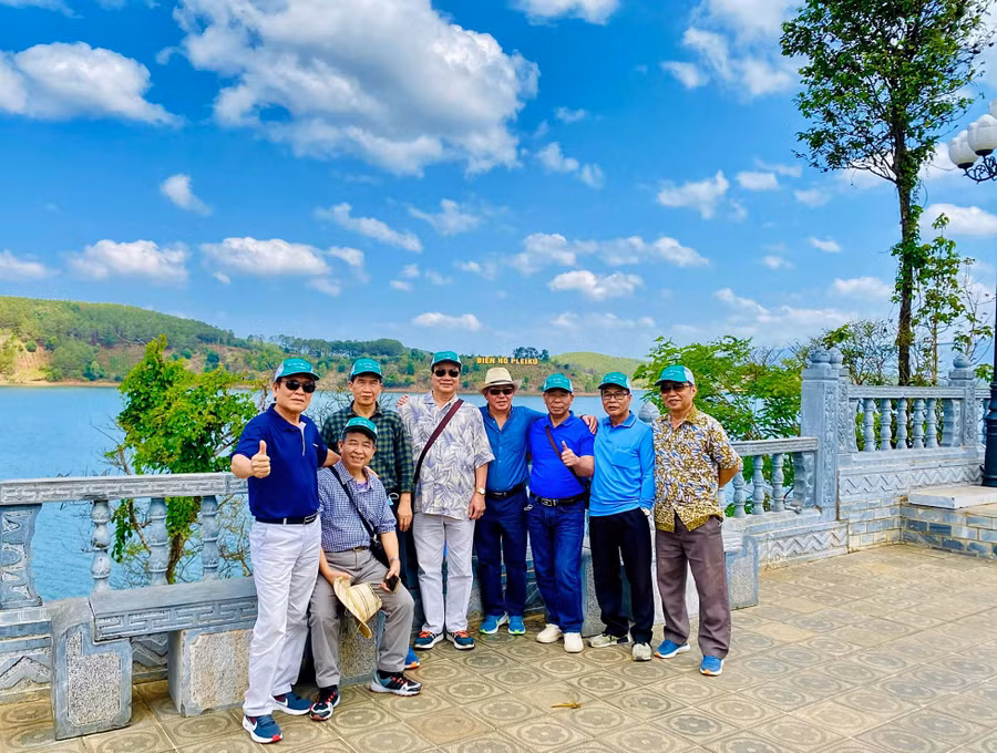 Du khách chụp ảnh lưu niệm tại Học viện Bóng đá Hoàng Anh Gia Lai JMG. Ảnh: Minh Châu