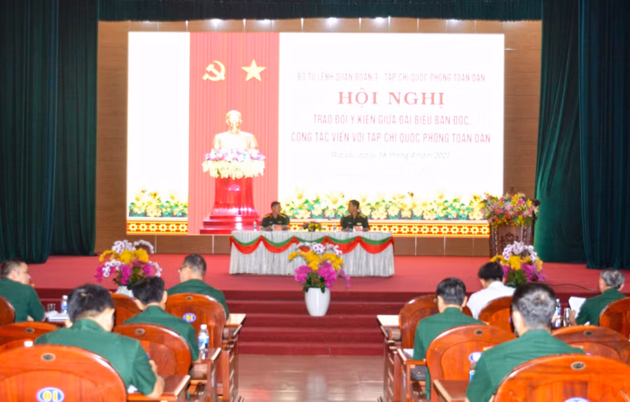 Quang cảnh buổi gặp mặt của Tạp chí Quốc phòng toàn dân