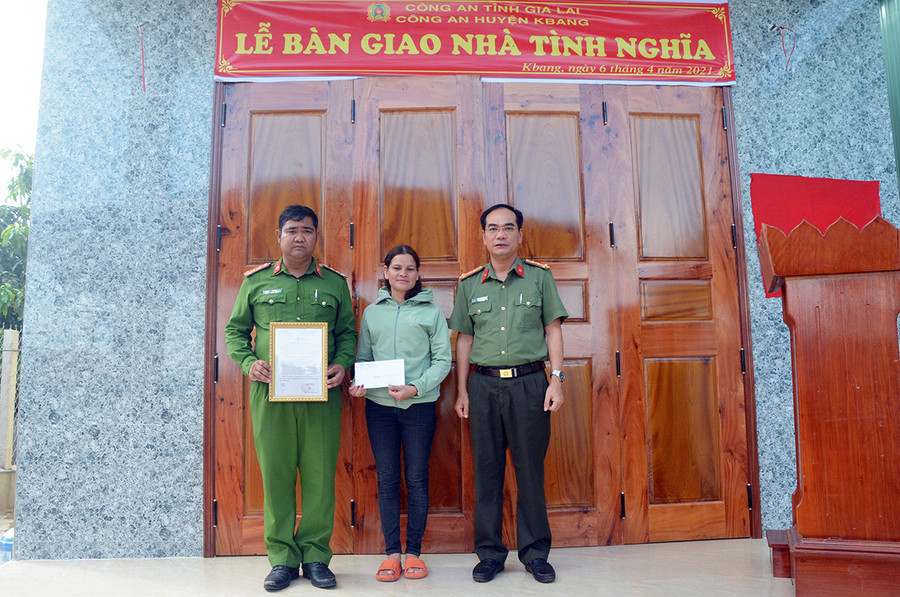 Đại tá Phạm Hữu Trường-Phó Bí thư Đảng ủy, Phó Giám đốc Công an tỉnh trao Quyết định “Tặng nhà tình nghĩa” của Giám đốc Công an tỉnh cho gia đình đồng chí Nay Nu-cán bộ Công an huyện Kbang. Ảnh: Hạnh Nguyên